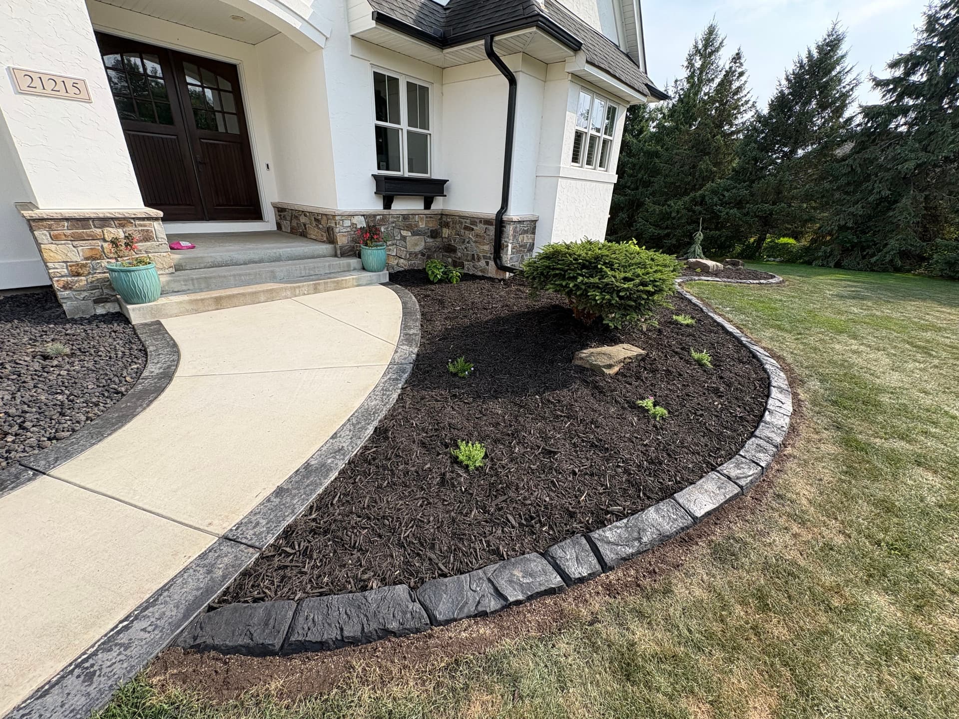 Gallery photos for Custom Curbing and Fresh Mulch Give This Front Yard a Polished Edge: Image #2