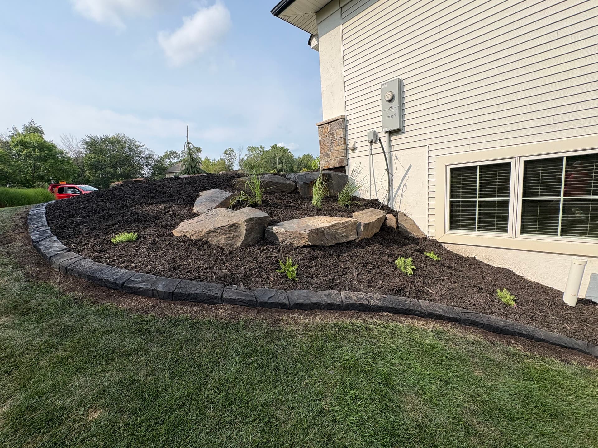 Gallery photos for Custom Curbing and Fresh Mulch Give This Front Yard a Polished Edge: Image #5