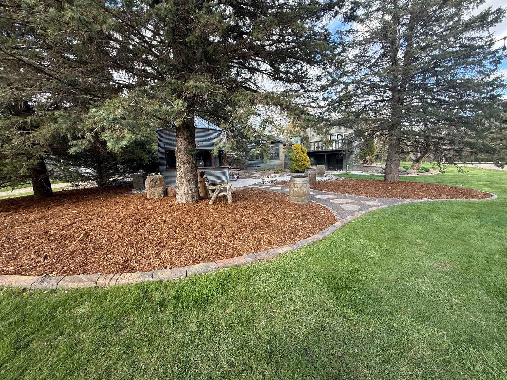 Gallery photos for Fresh Mulch That Makes Your Landscape Beds Look Sharp: Image #2