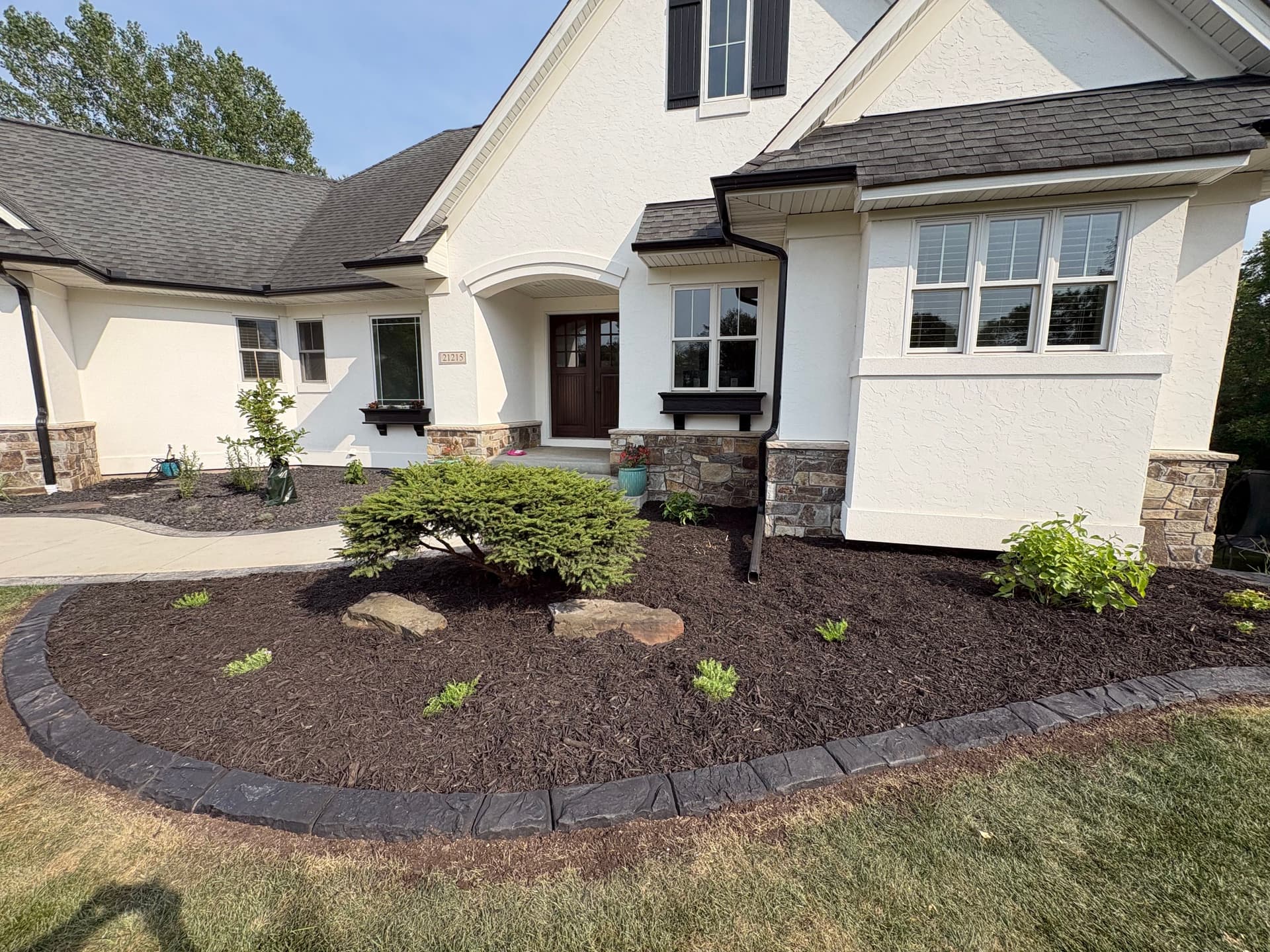Gallery photos for Custom Curbing and Fresh Mulch Give This Front Yard a Polished Edge: Image #3