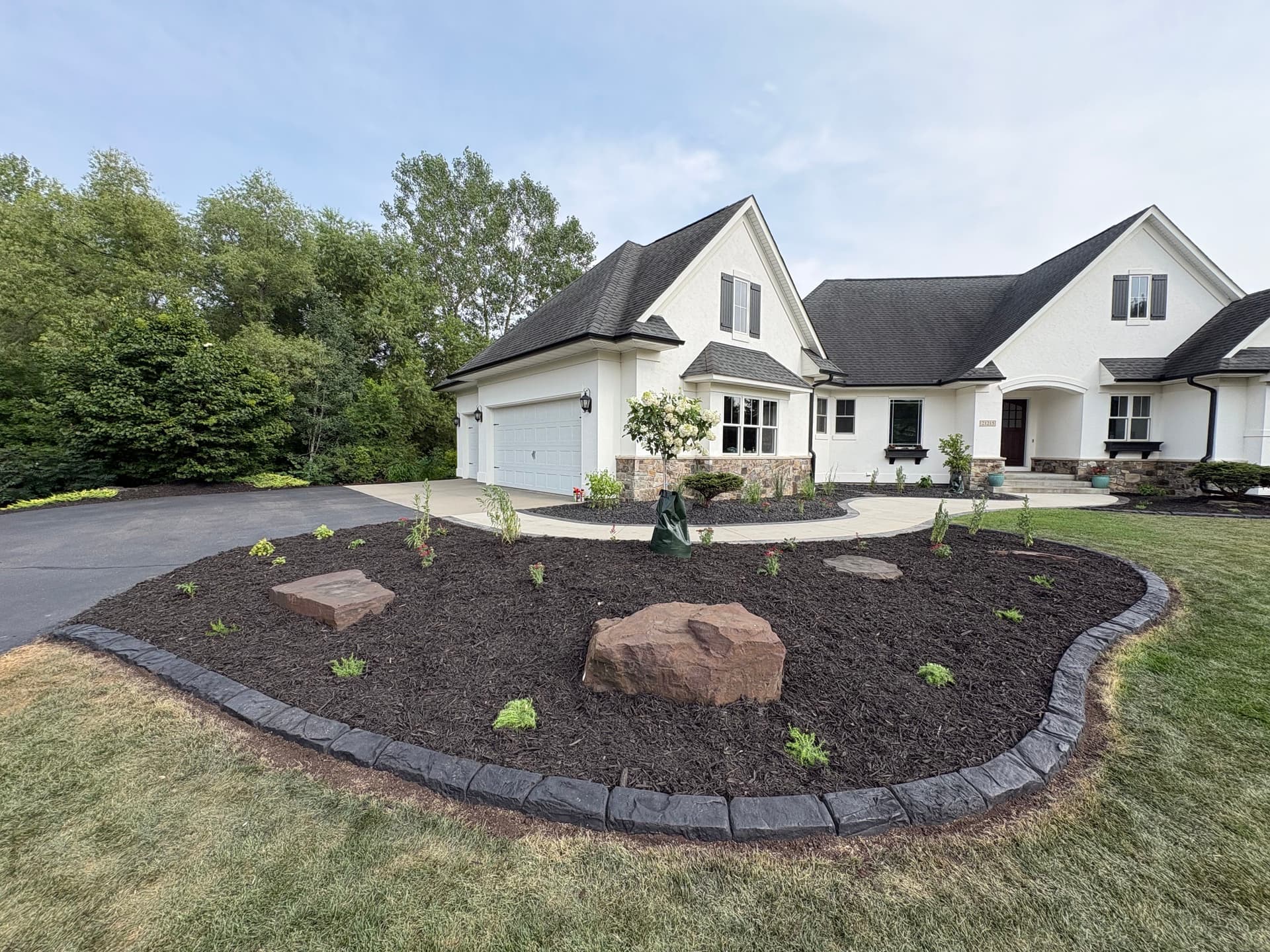 Gallery photos for Custom Curbing and Fresh Mulch Give This Front Yard a Polished Edge: Image #7