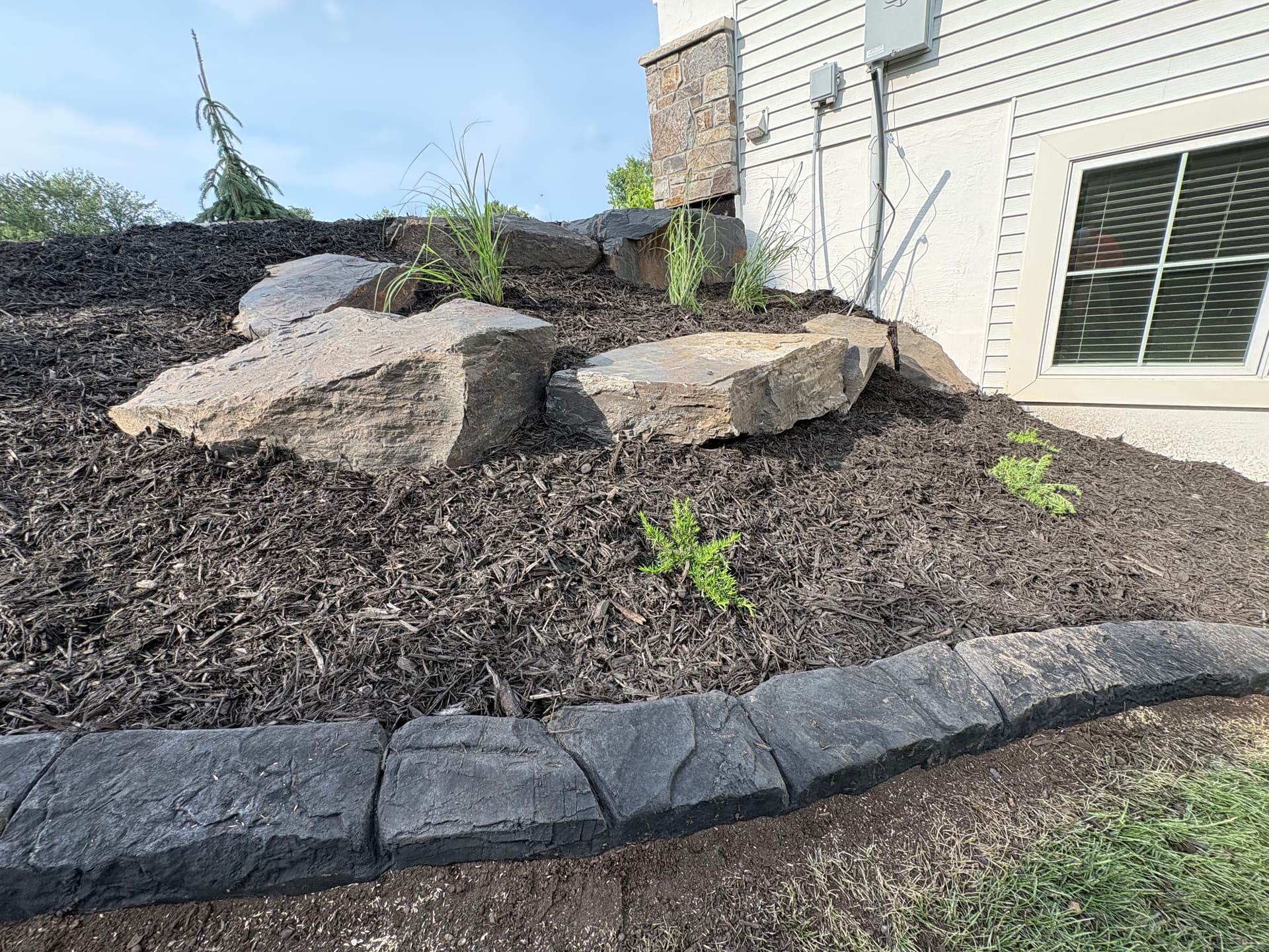 Gallery photos for Custom Curbing and Fresh Mulch Give This Front Yard a Polished Edge: Image #4
